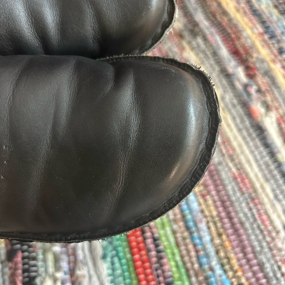 Stylish Black Leather Slip-On Loafers 40 / fits like a Womens size 7.5-8 - Picture 5 of 16